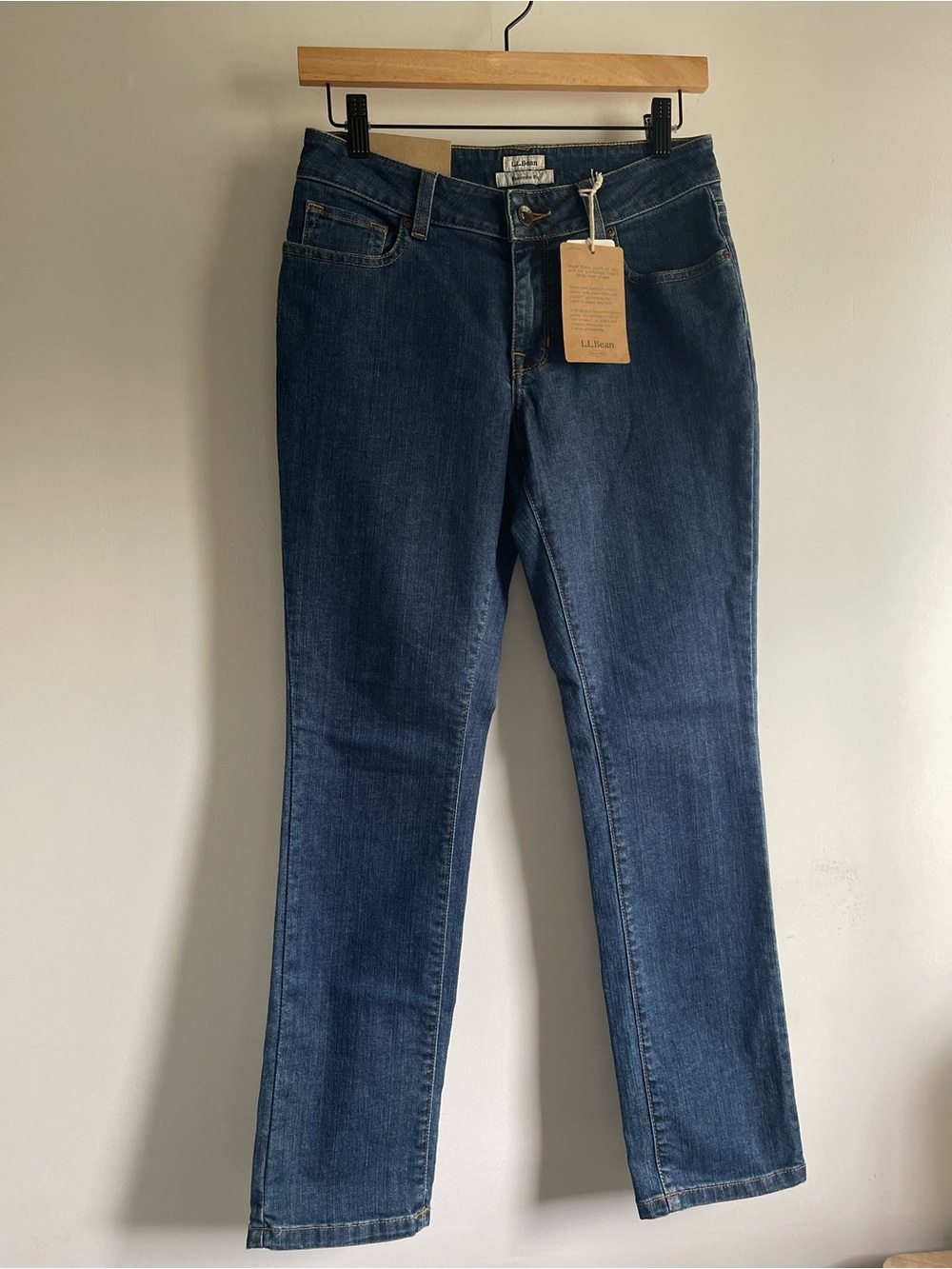 NWT L.L. Bean Favorite Fit Straight Leg Jeans 4P Medium Wash Stretch Denim Chic
